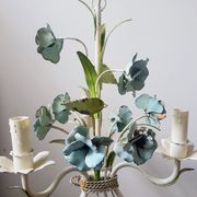 Lustre tole vintage avec roses bleu clair années 1960