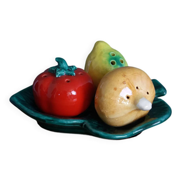 Salière poivrière légumes sur feuille en barbotine signé FPP Vallauris