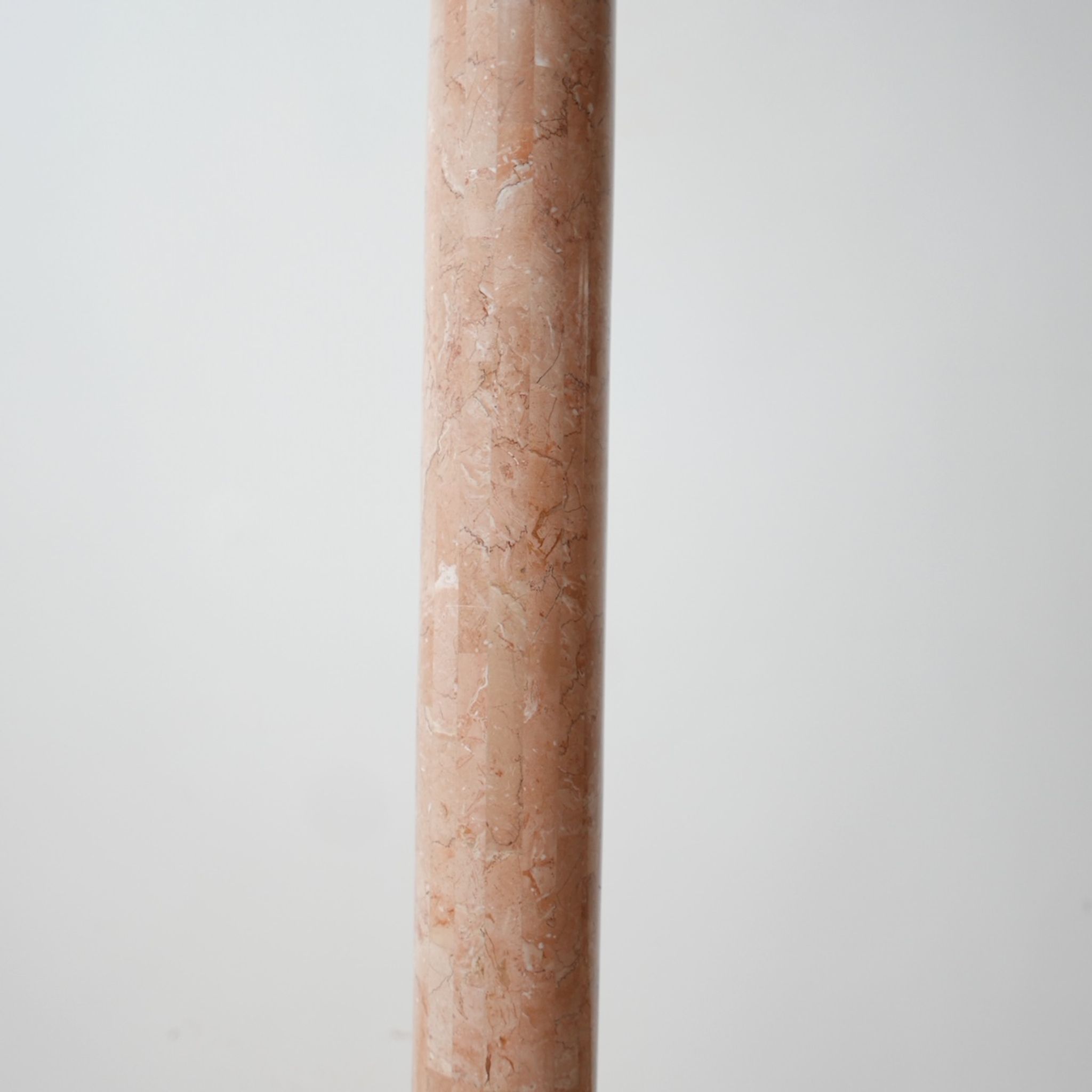 Lampadaire en marbre rose