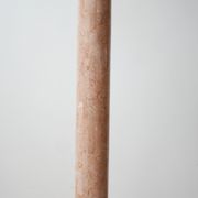 Lampadaire en marbre rose