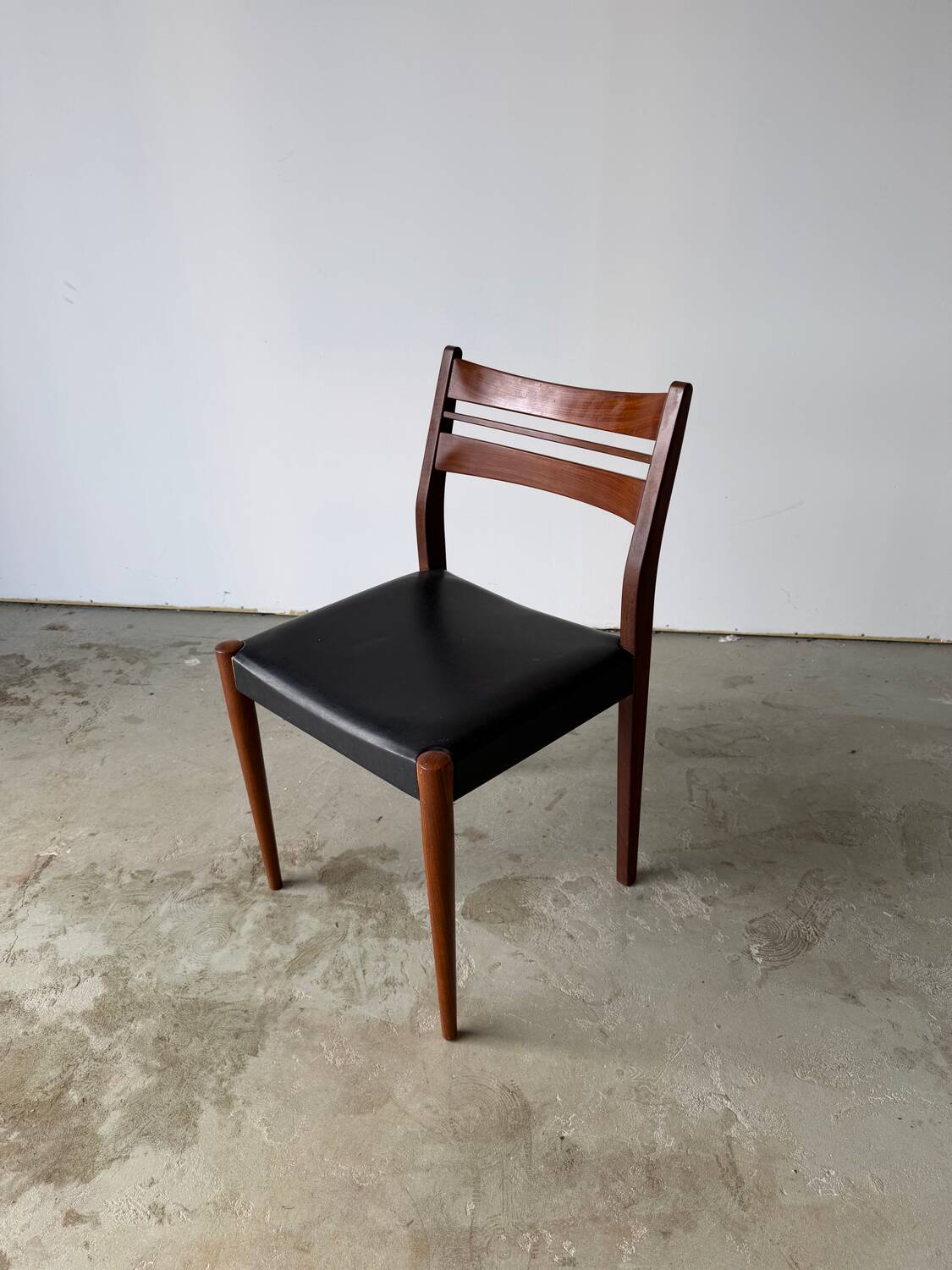 Set of 6 Scandinavian design chairs in solid teak and black Skai.