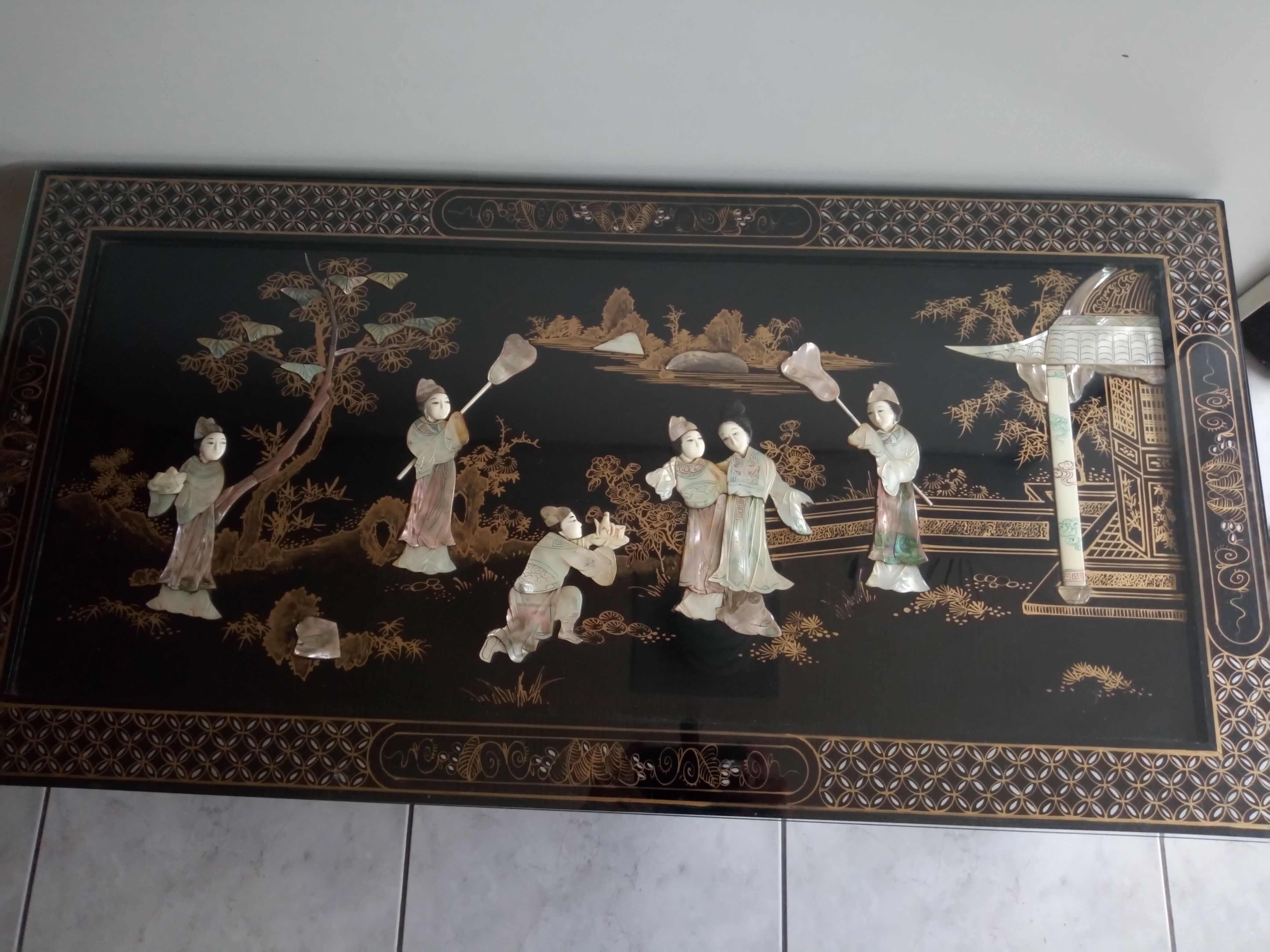 Table chinoise laquée ivoire et nacre pied pliant
