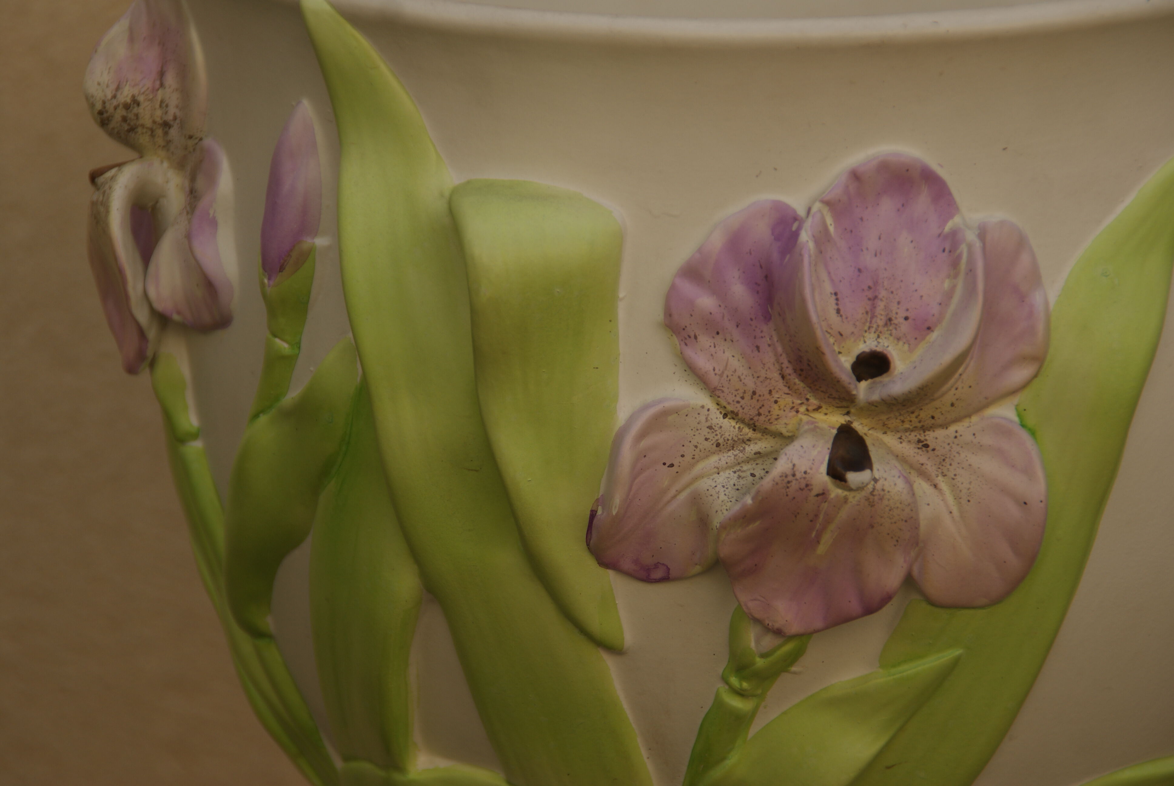 Pot cover with earthenware column