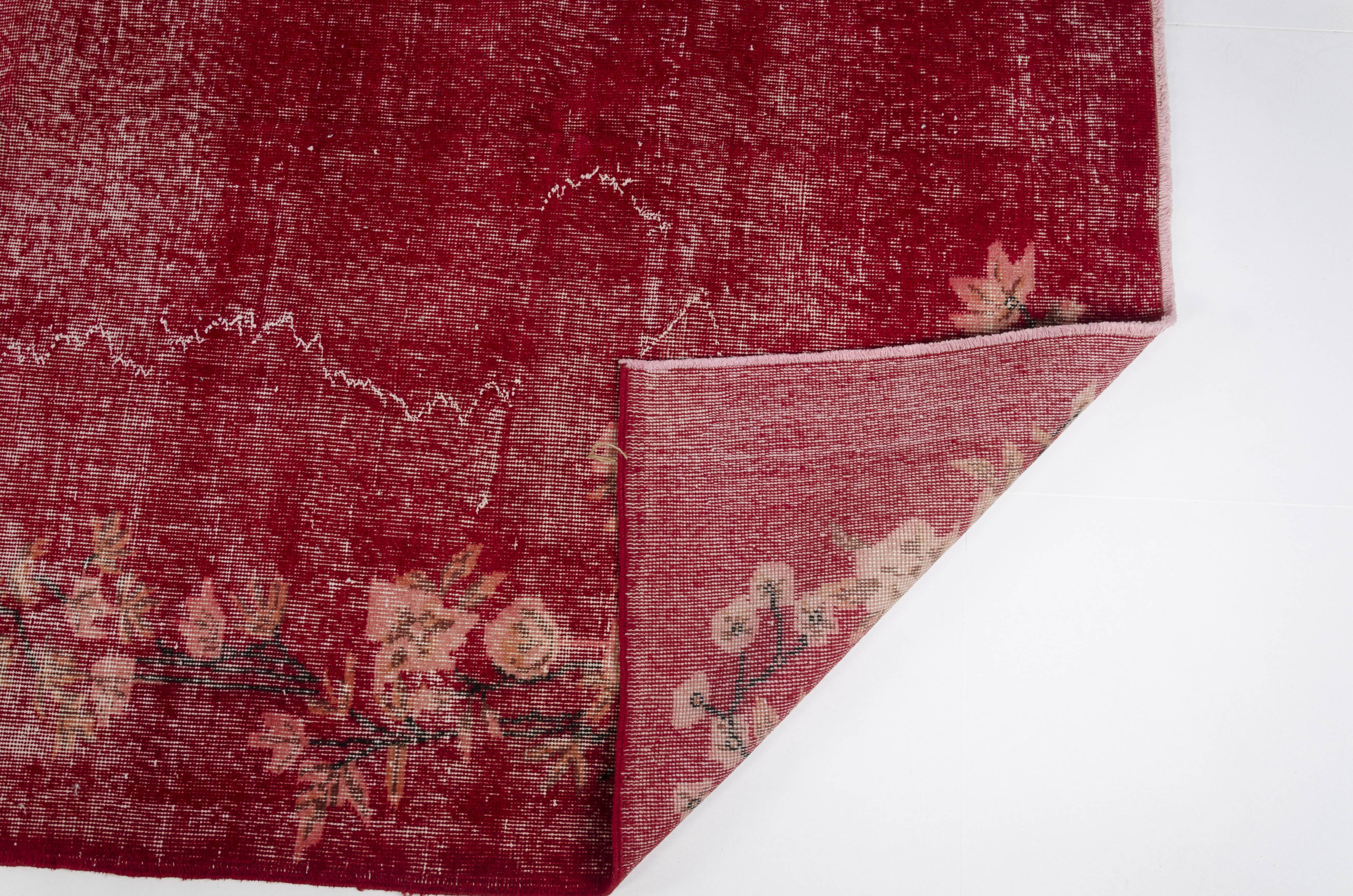 Tapis rouge turc vintage à motif floral