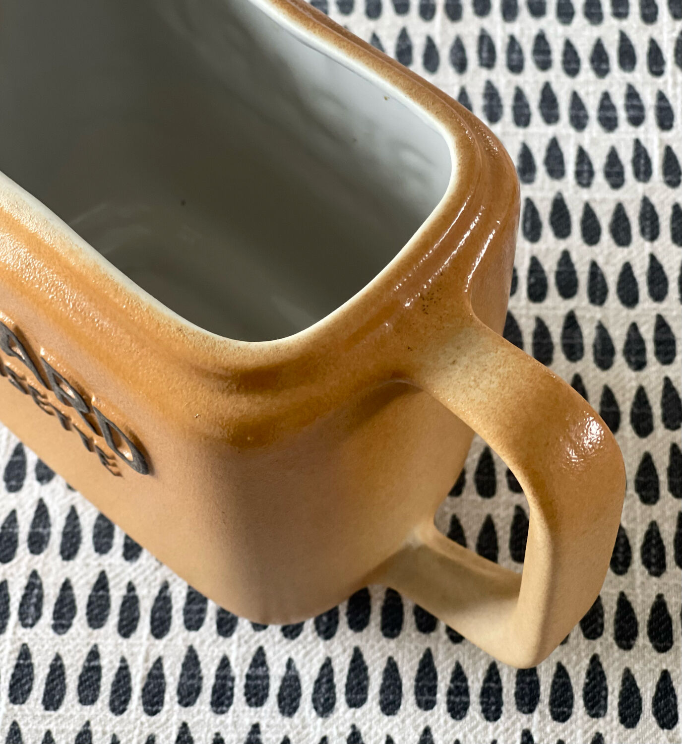 Pitcher in Ricard sandstone