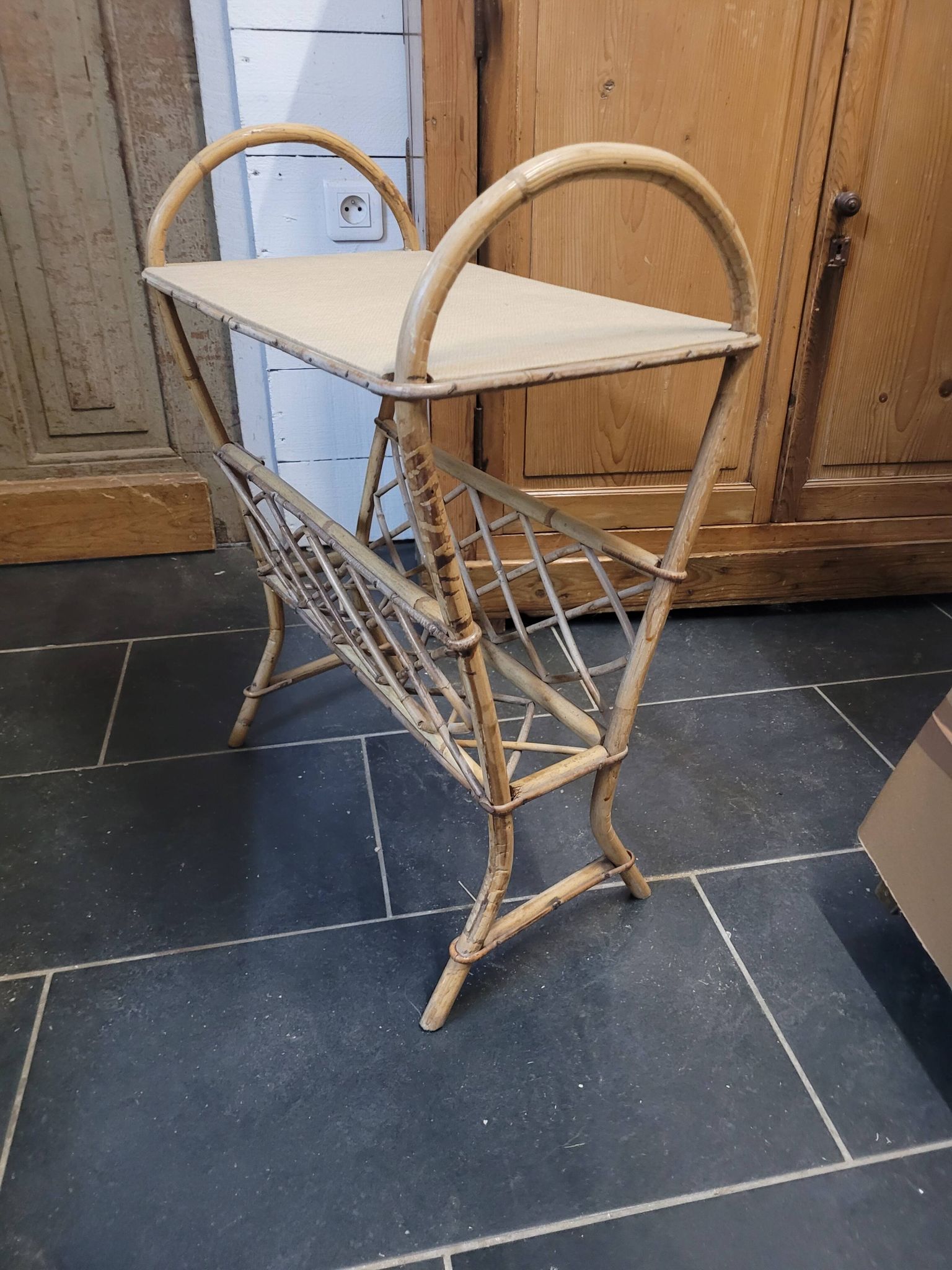 Porte revue en rotin vintage