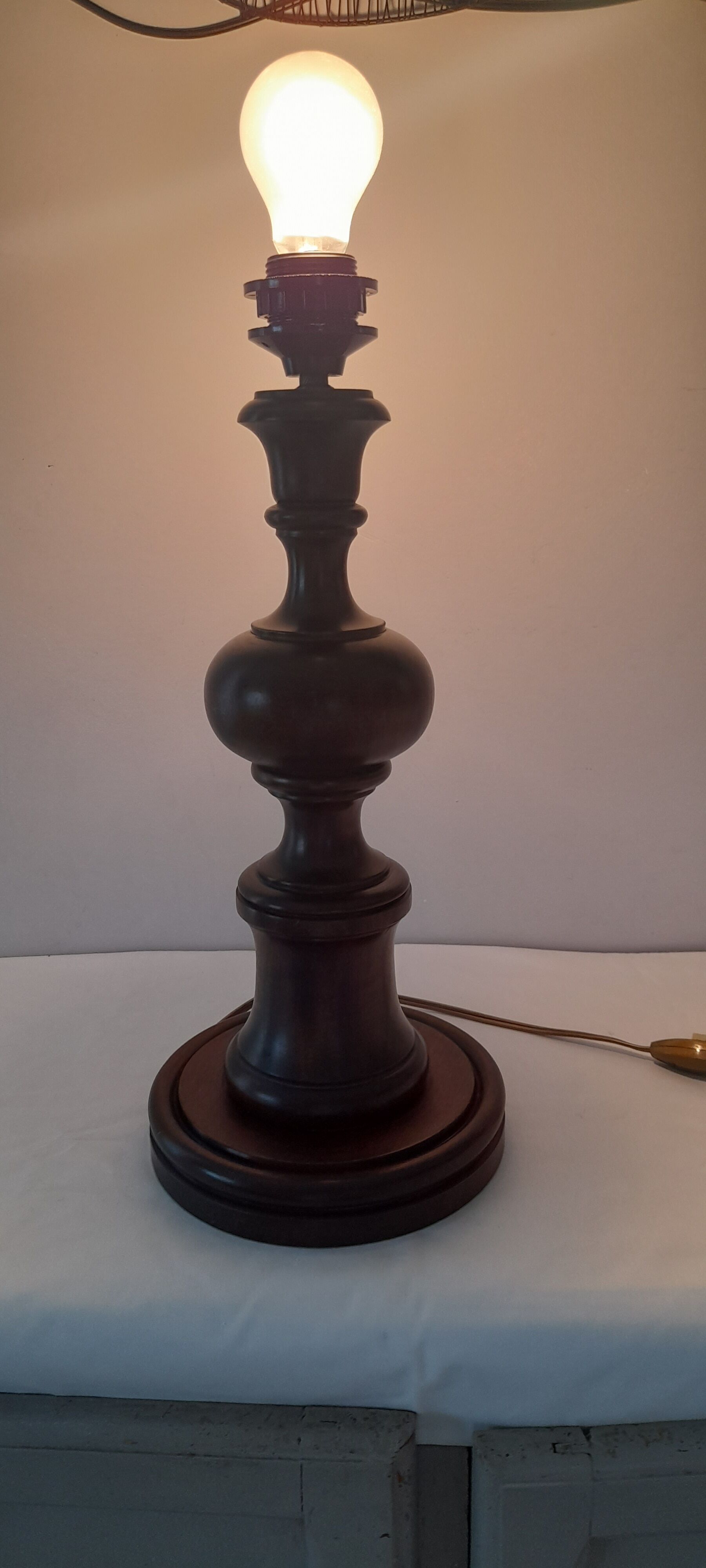 Wooden lamp base turns