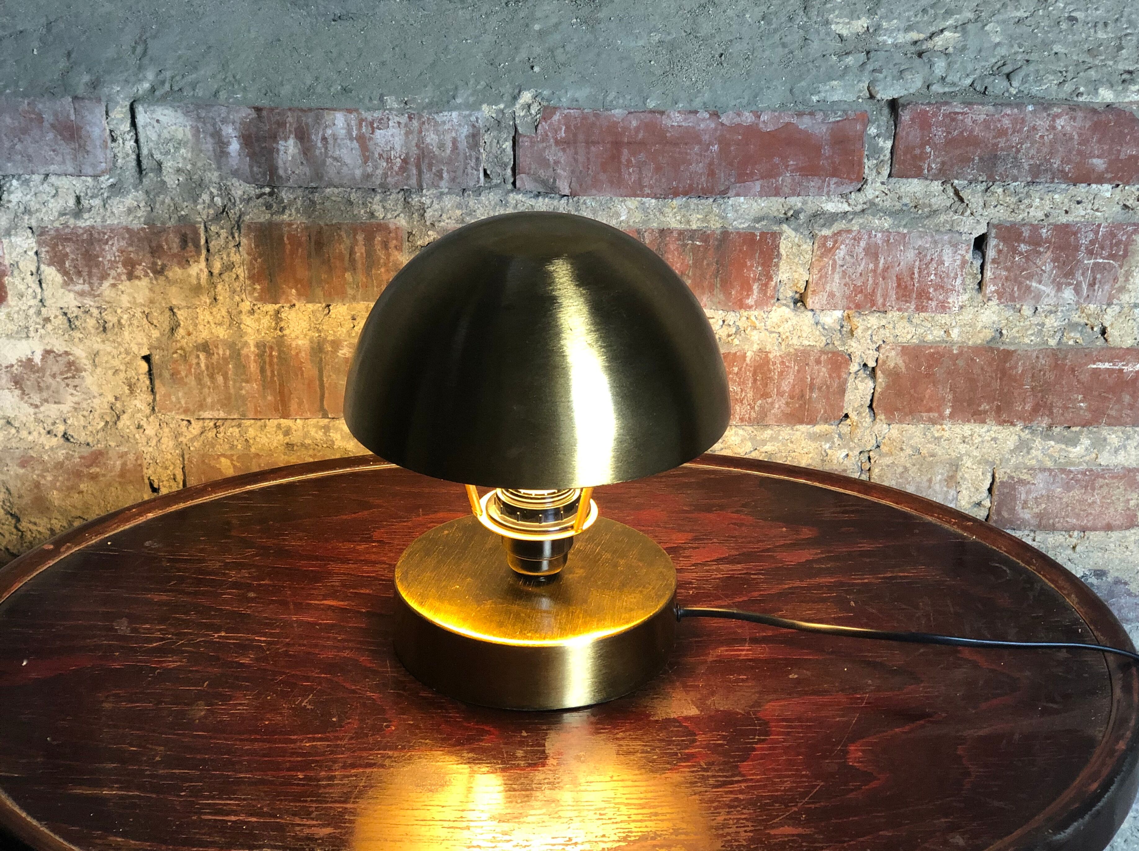 Art Deco-style mushroom lamp in gilded brass