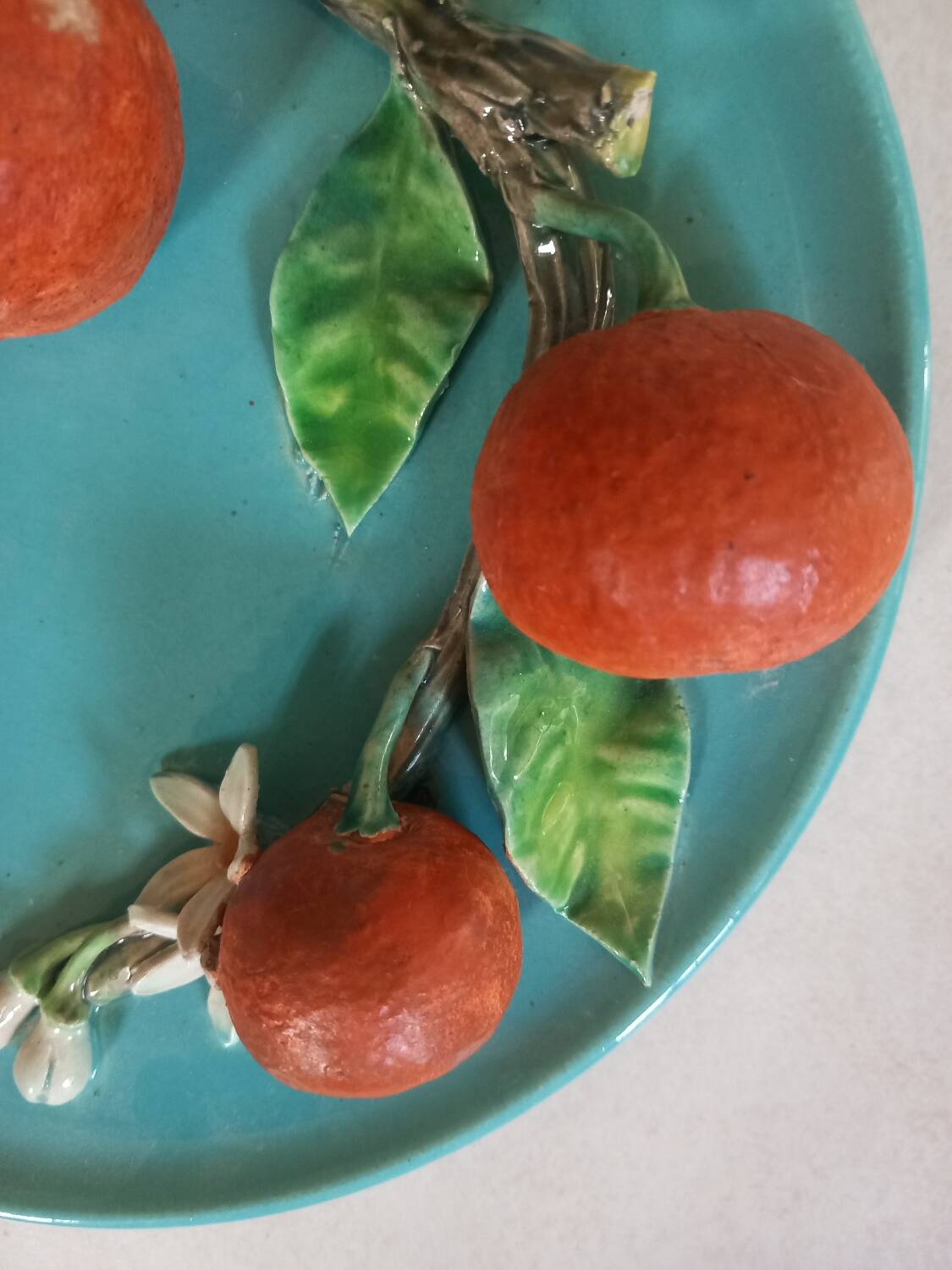 Perret Gentil trompe l'oeil barbotine plate