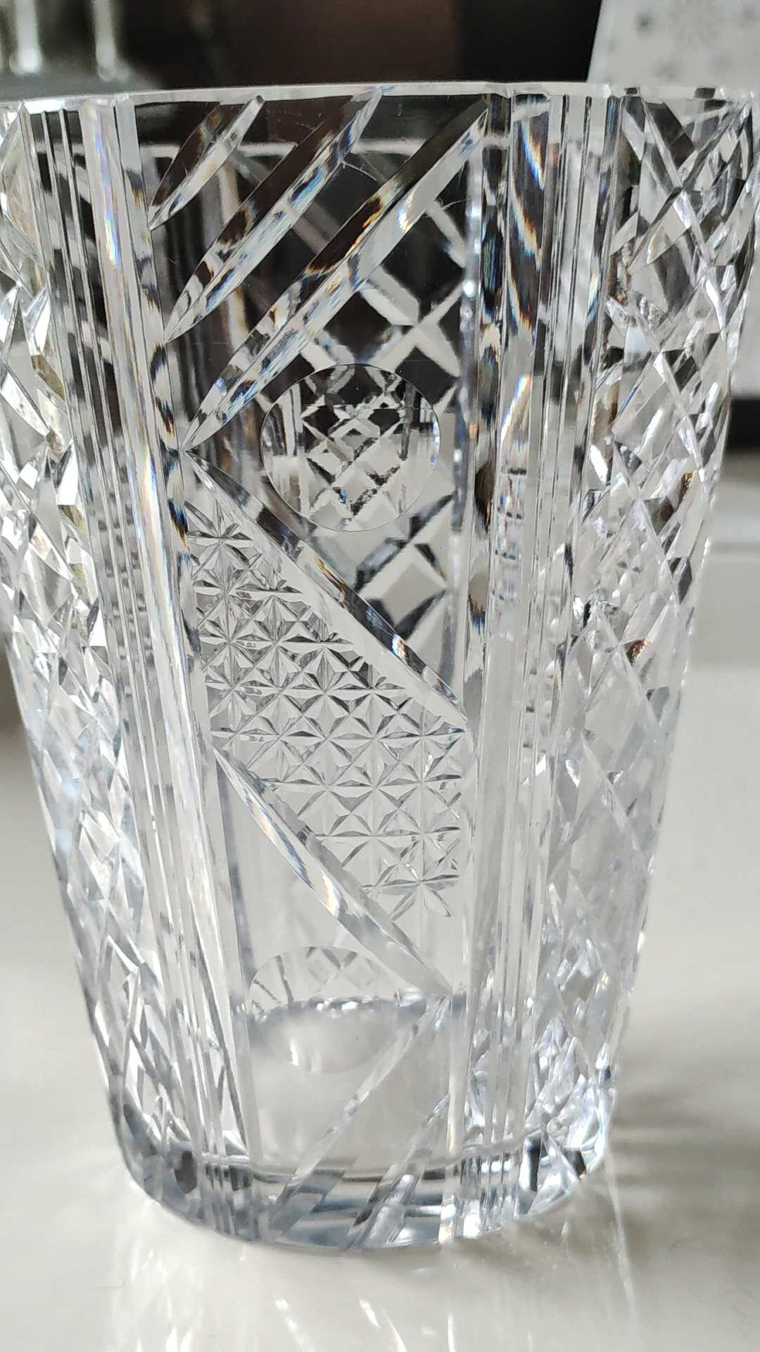 Vintage vase with flared neck in cut crystal - Decorated with geometric patterns / diamond braces
