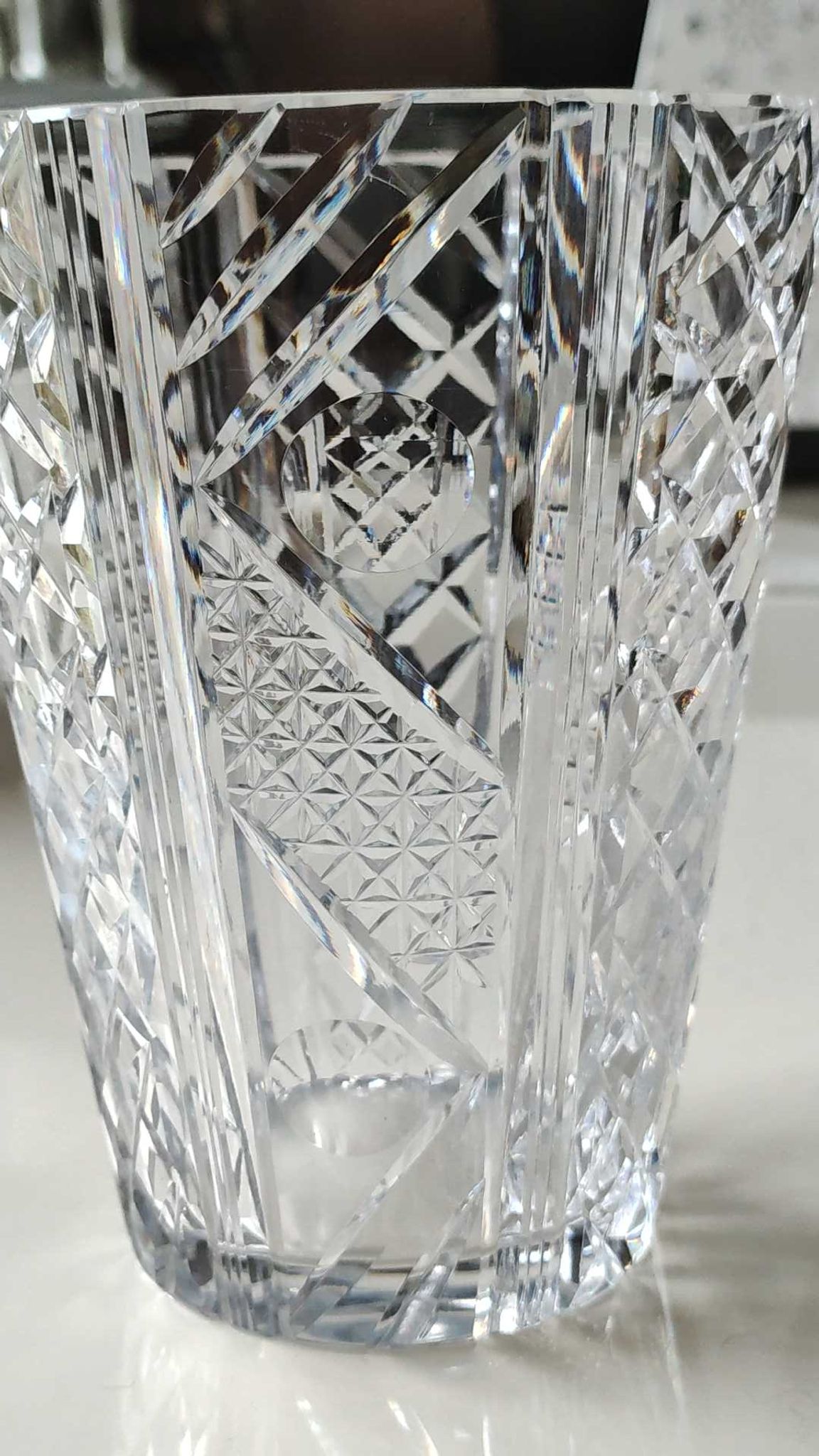 Vintage vase with flared neck in cut crystal - Decorated with geometric patterns / diamond braces