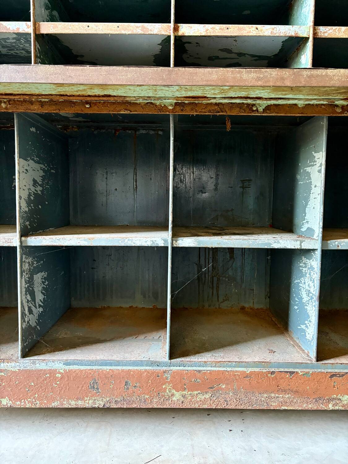 Large double-body industrial shelf in patinated metal – t furniture