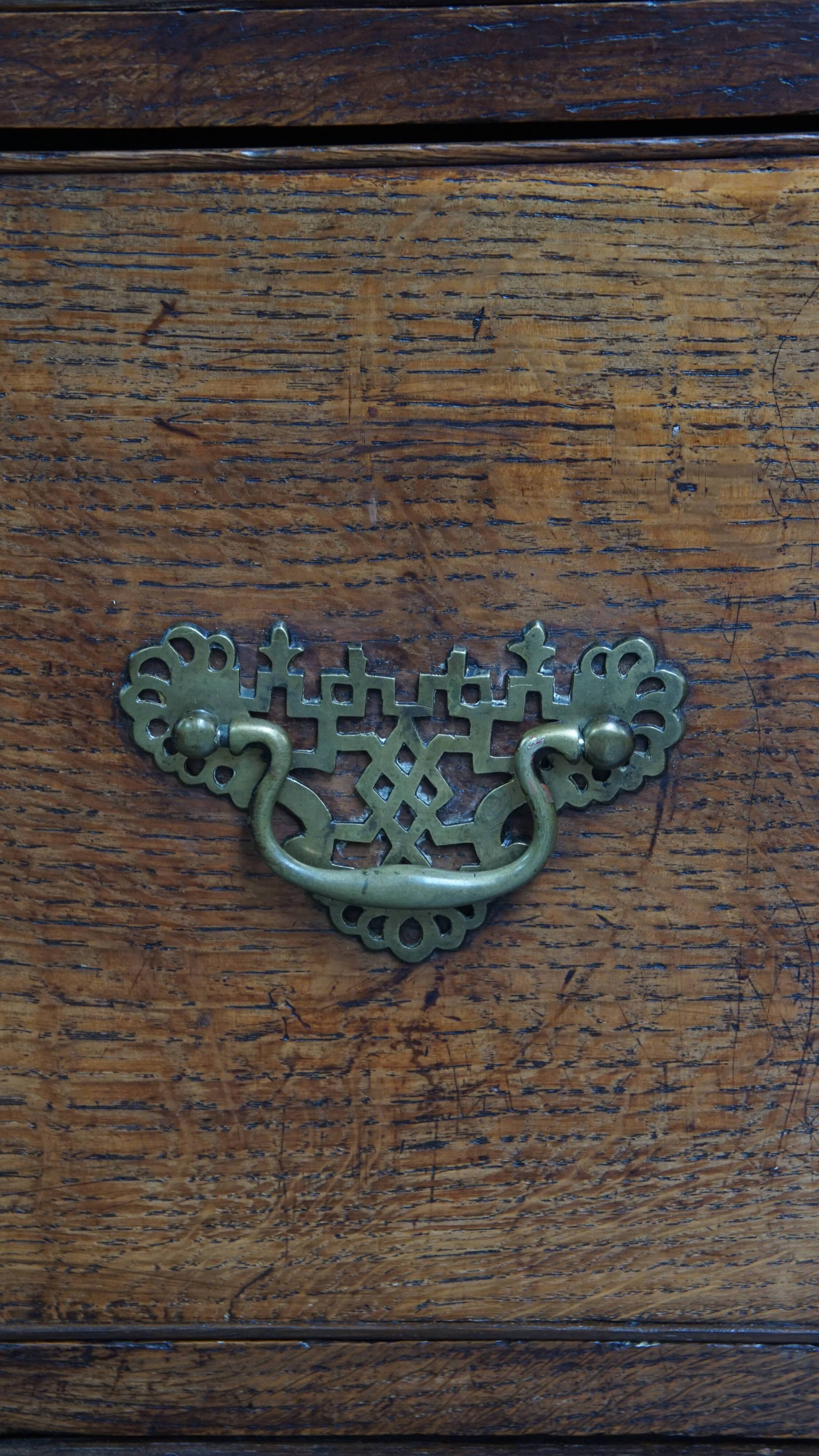 Commode anglaise ancienne du XVIIIe siècle à 3 tiroirs