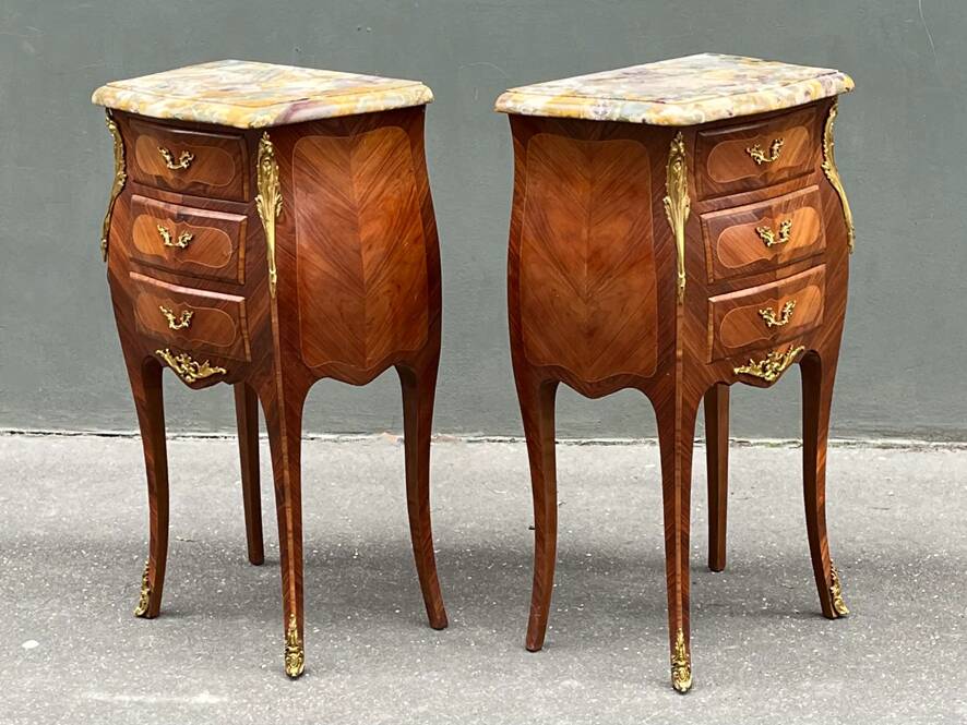Paire de tables de chevet de style Louis XV en bois de rose.