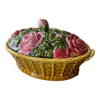 Corbeille couverte "Panier aux roses", de Sarreguemines en faïence majolique Barbotine française