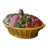Corbeille couverte "Panier aux roses", de Sarreguemines en faïence majolique Barbotine française