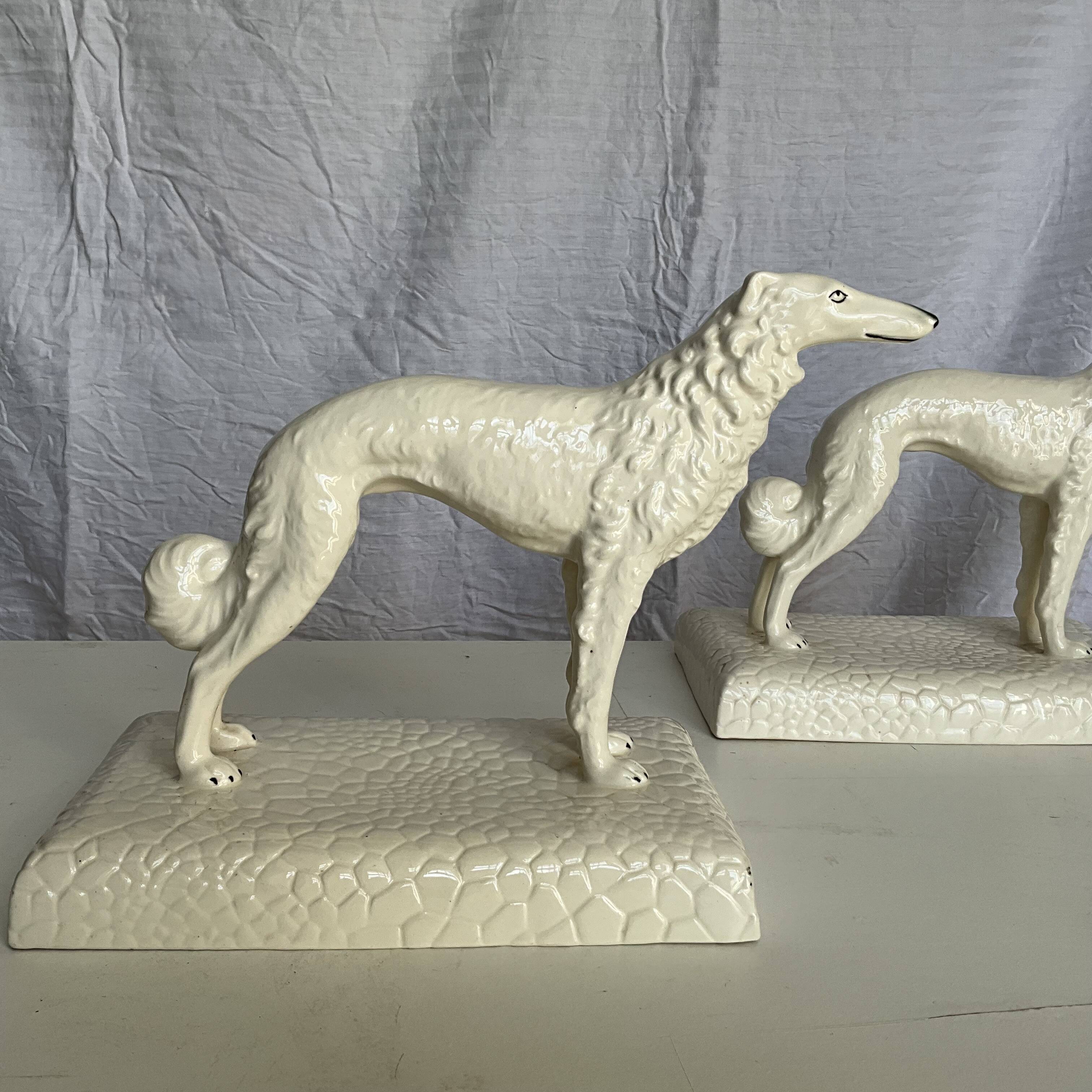Rare paire de figurines en porcelaine de greyhound/borzoi. Tchécoslovaquie