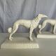 Rare paire de figurines en porcelaine de greyhound/borzoi. Tchécoslovaquie
