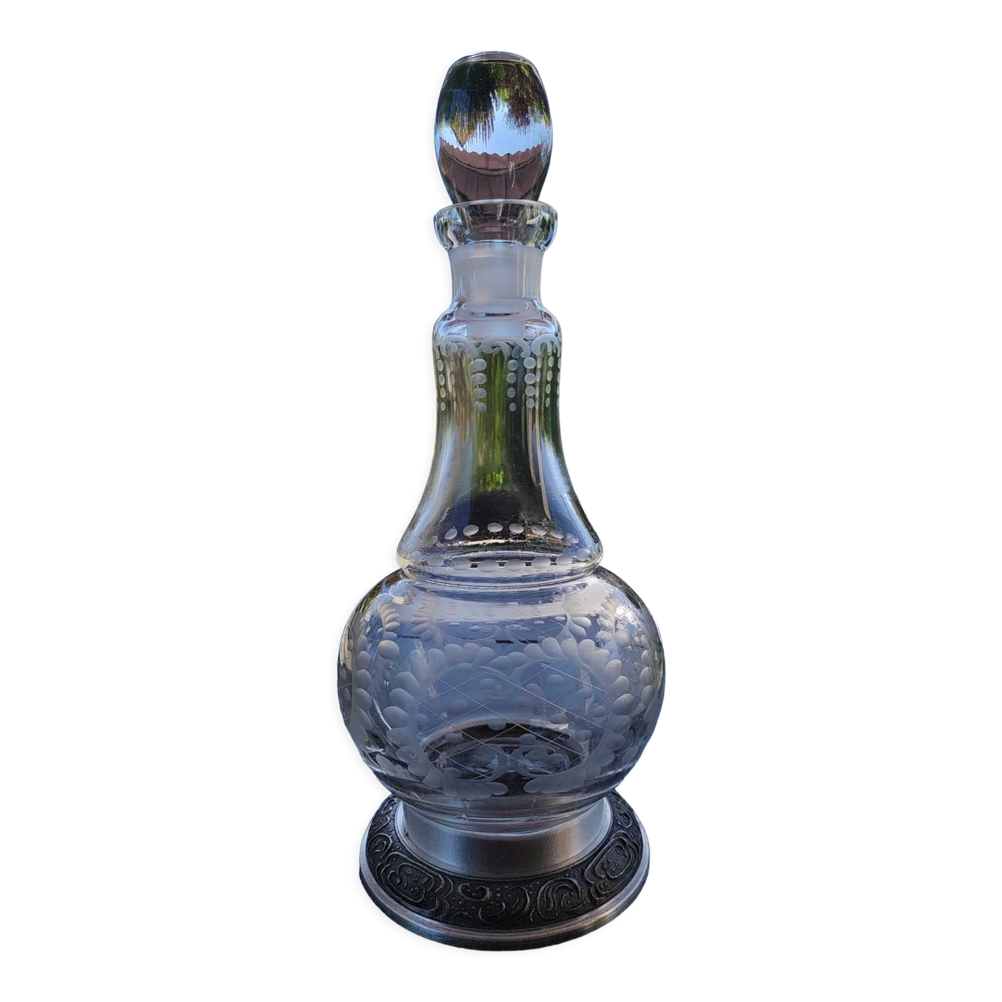 Refined carafe ball shape, pear neck. in finely engraved crystal