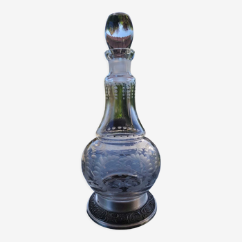 Carafe raffinée forme boule, col forme poire. en cristal finement gravé