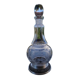 Carafe raffinée forme boule, col forme poire. en cristal finement gravé
