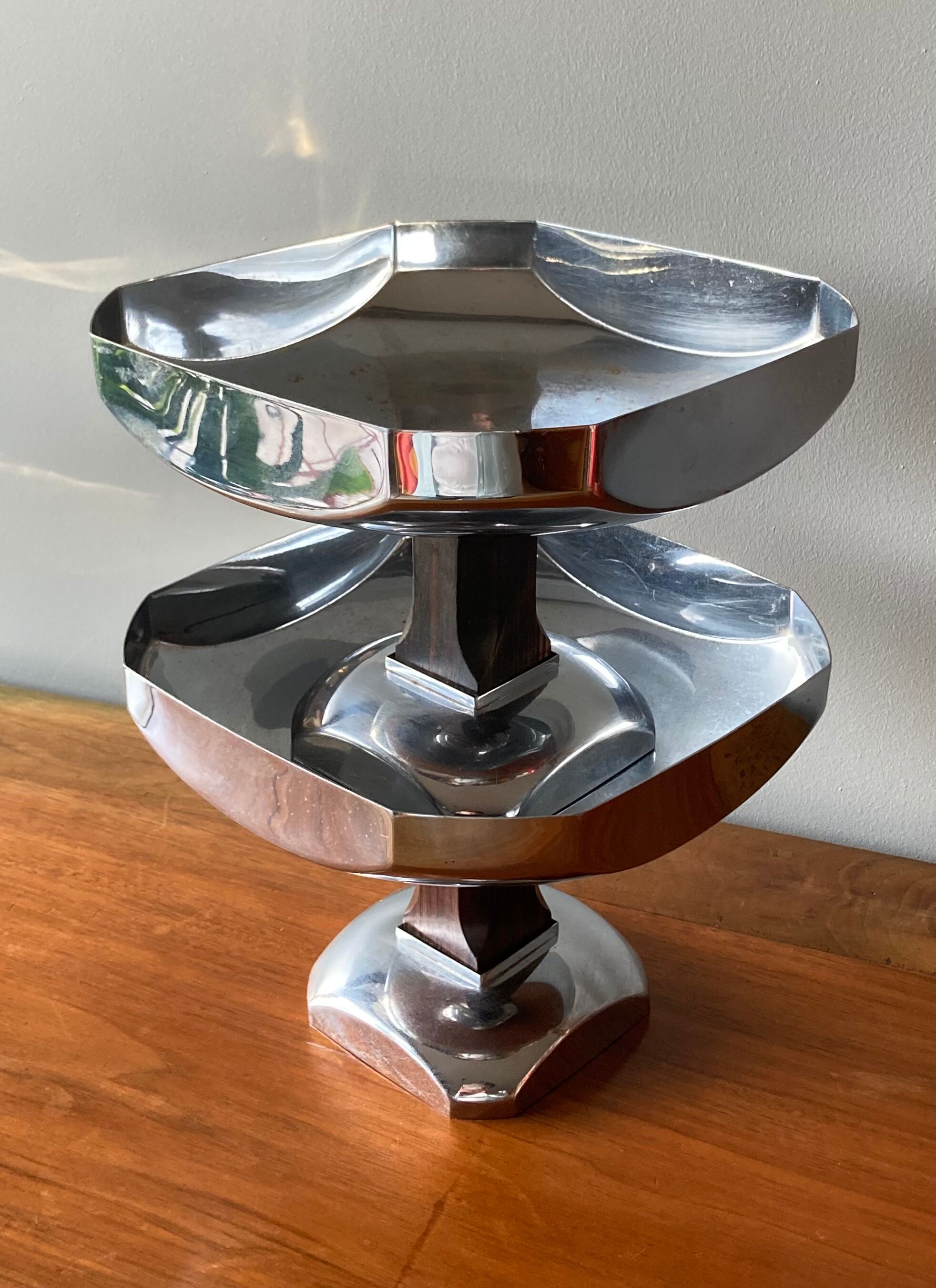 Pair of standing cups in chrome-plated metal and Rosewood from Rio, French work of the Art Deco period