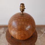Lampe danoise de table en bois globe de mi-siècle par Dyrlund