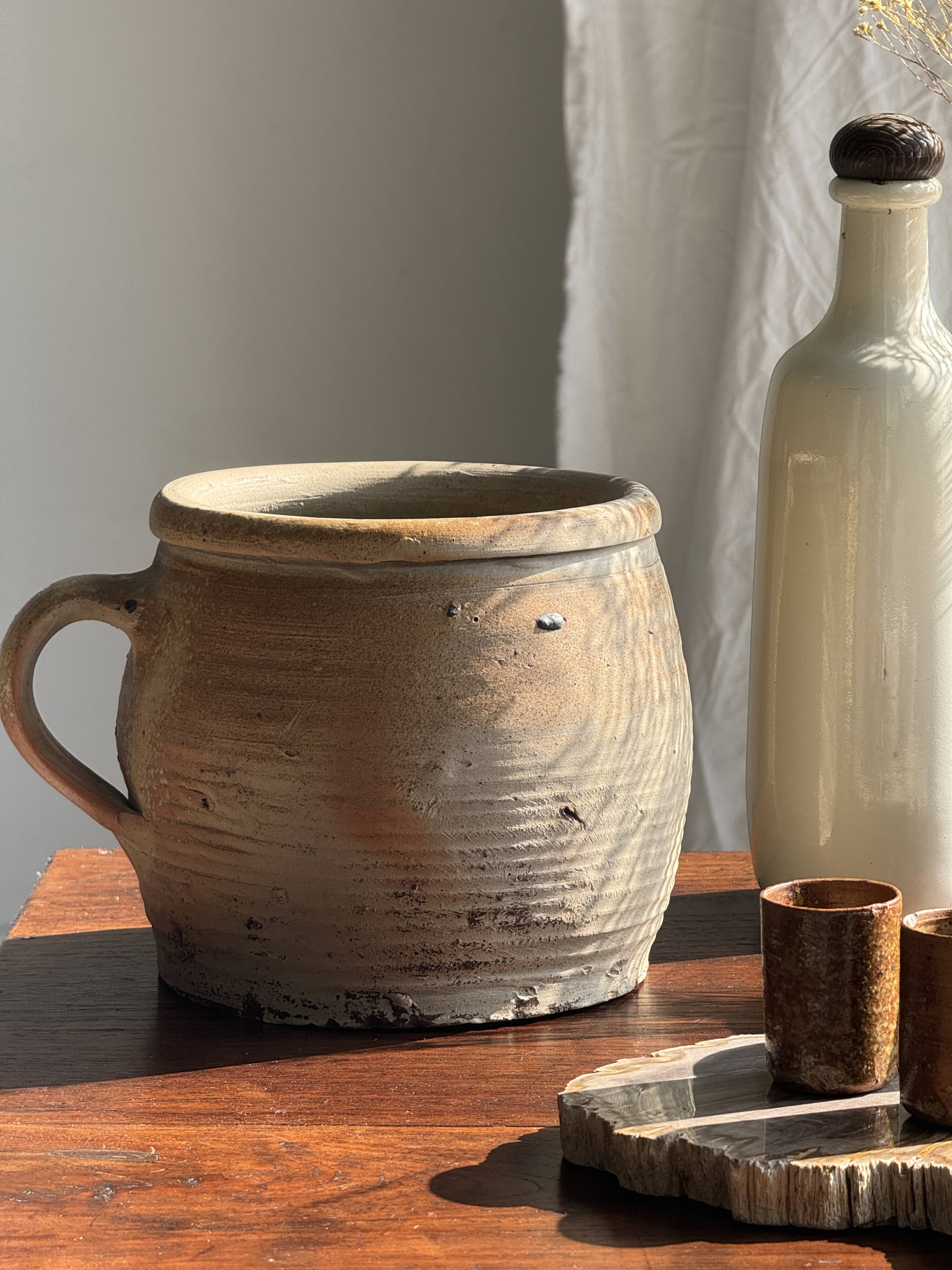 Large stoneware pot with ribbed handle H16