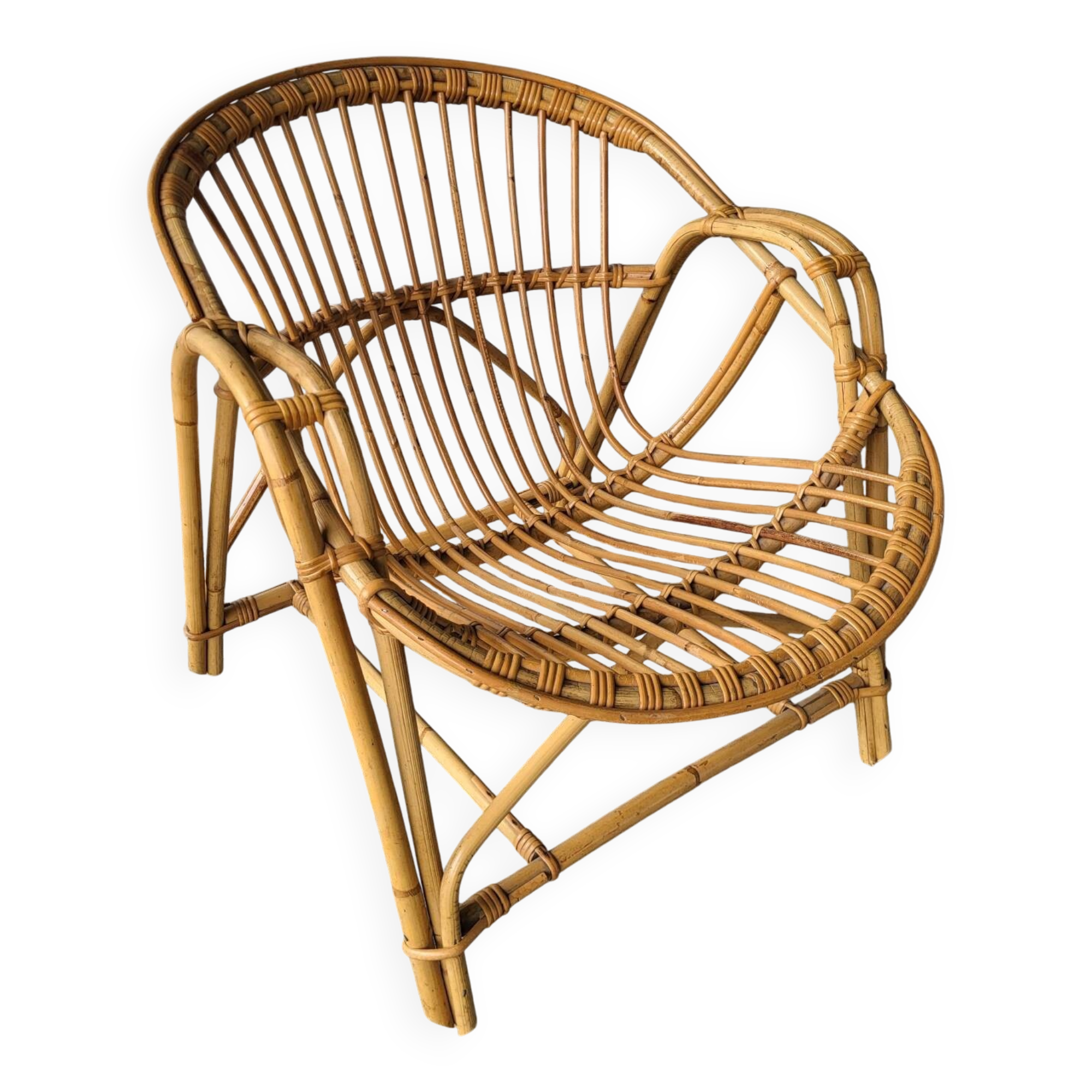 Vintage rattan basket chair in very good condition