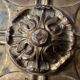 Grand ornement de plafond vintage en bois et résine doré, de style Louis XIV