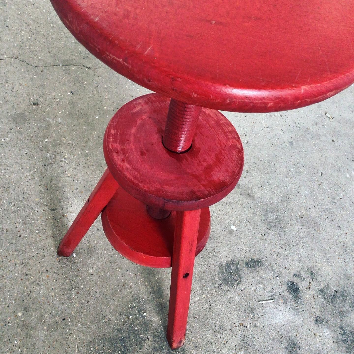 Tabouret d’architecte à vis rouge