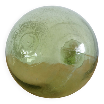 Boule en verre soufflé vert clair