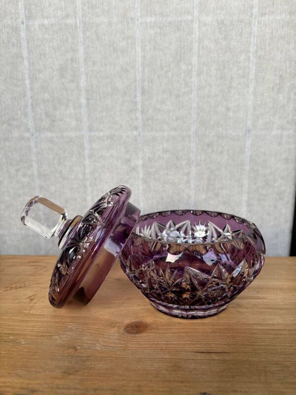 Bonbonnière en cristal de Bohême améthyste taillé – XXe siècle