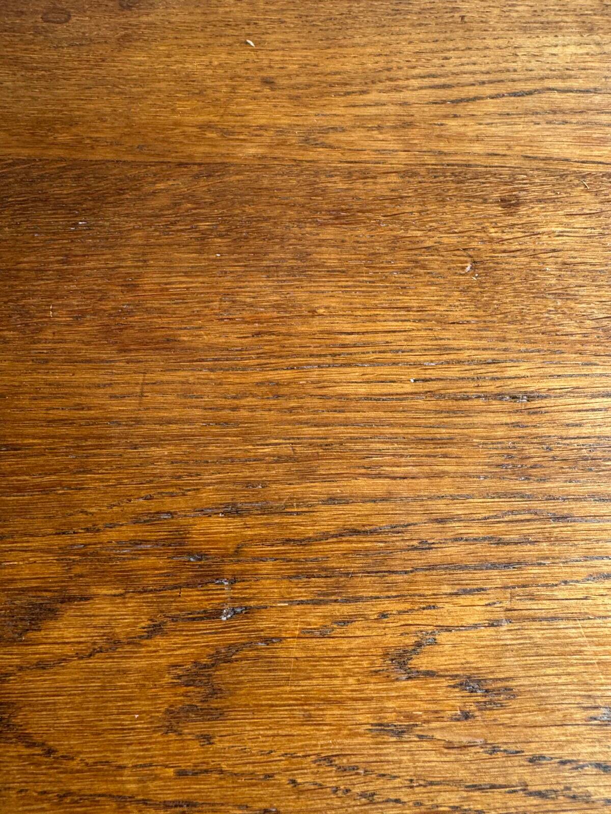 Table de salle à manger Art Nouveau en bois massif brun foncé avec tiroir et détails sculptés ornementaux