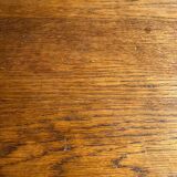 Table de salle à manger Art Nouveau en bois massif brun foncé avec tiroir et détails sculptés ornementaux