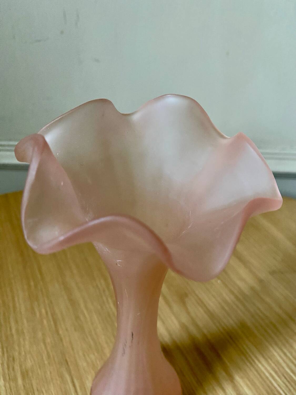Vase en verre poli rose
