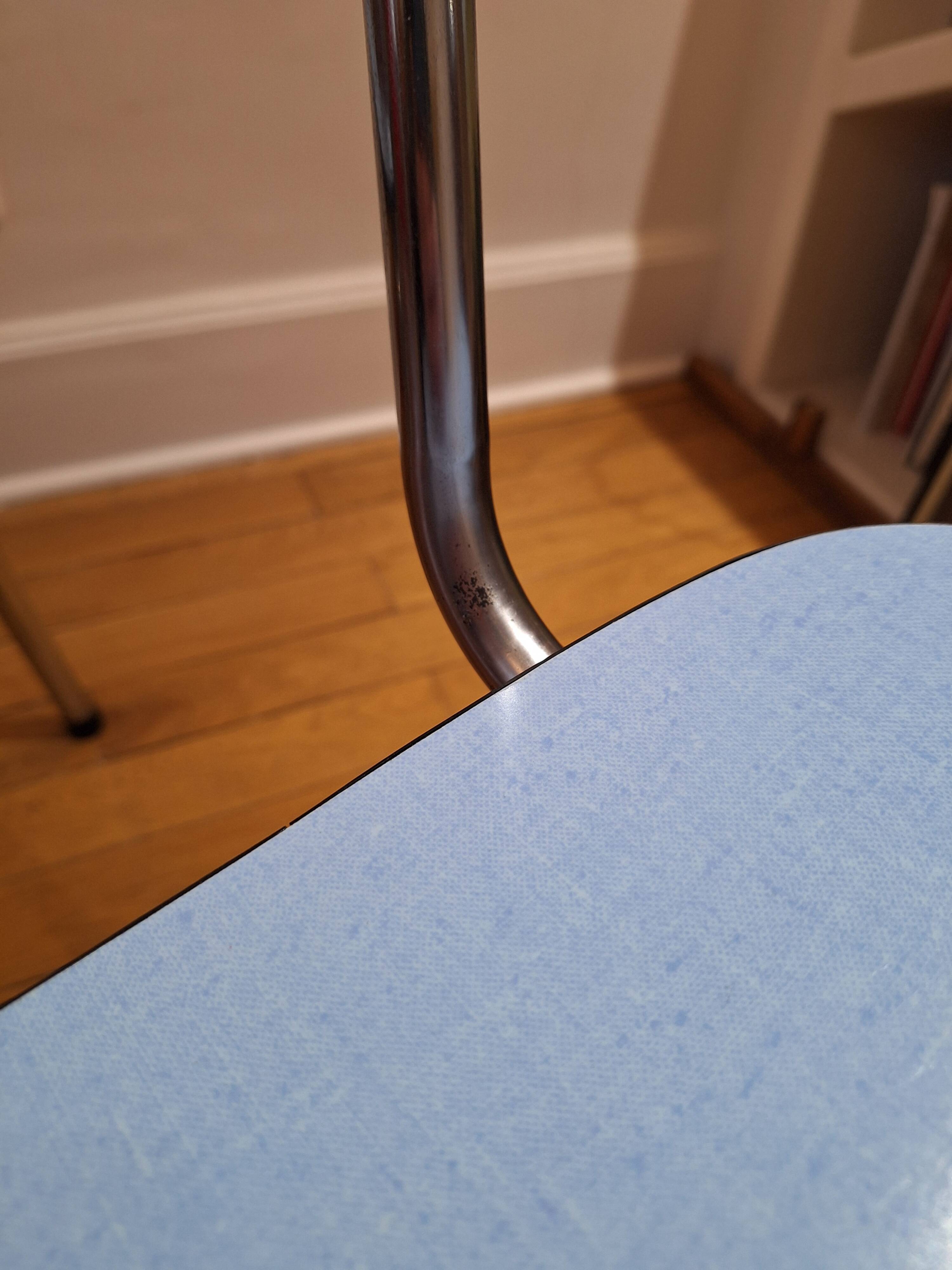 Table et chaises formica bleu