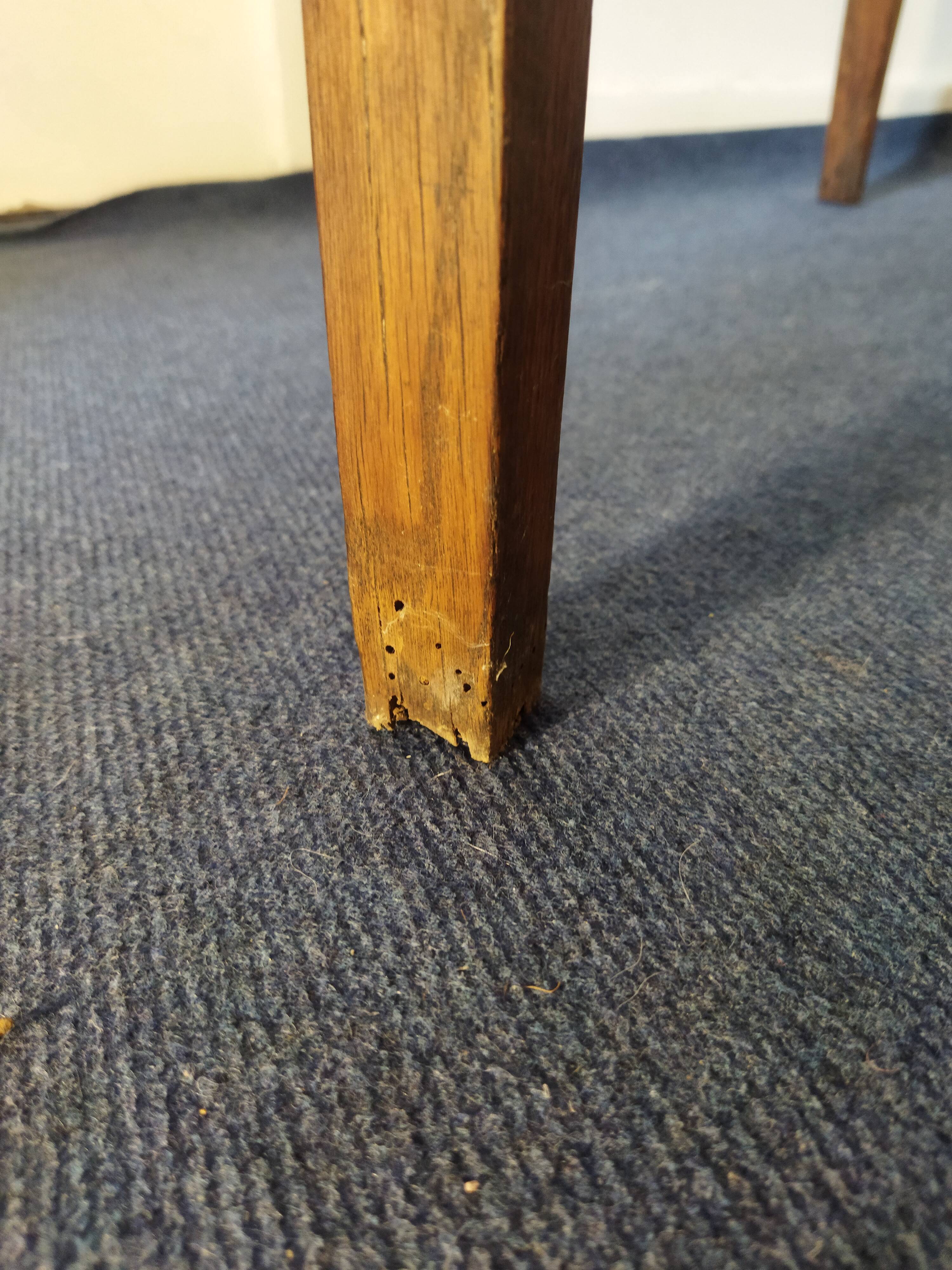 Desk feet spindles