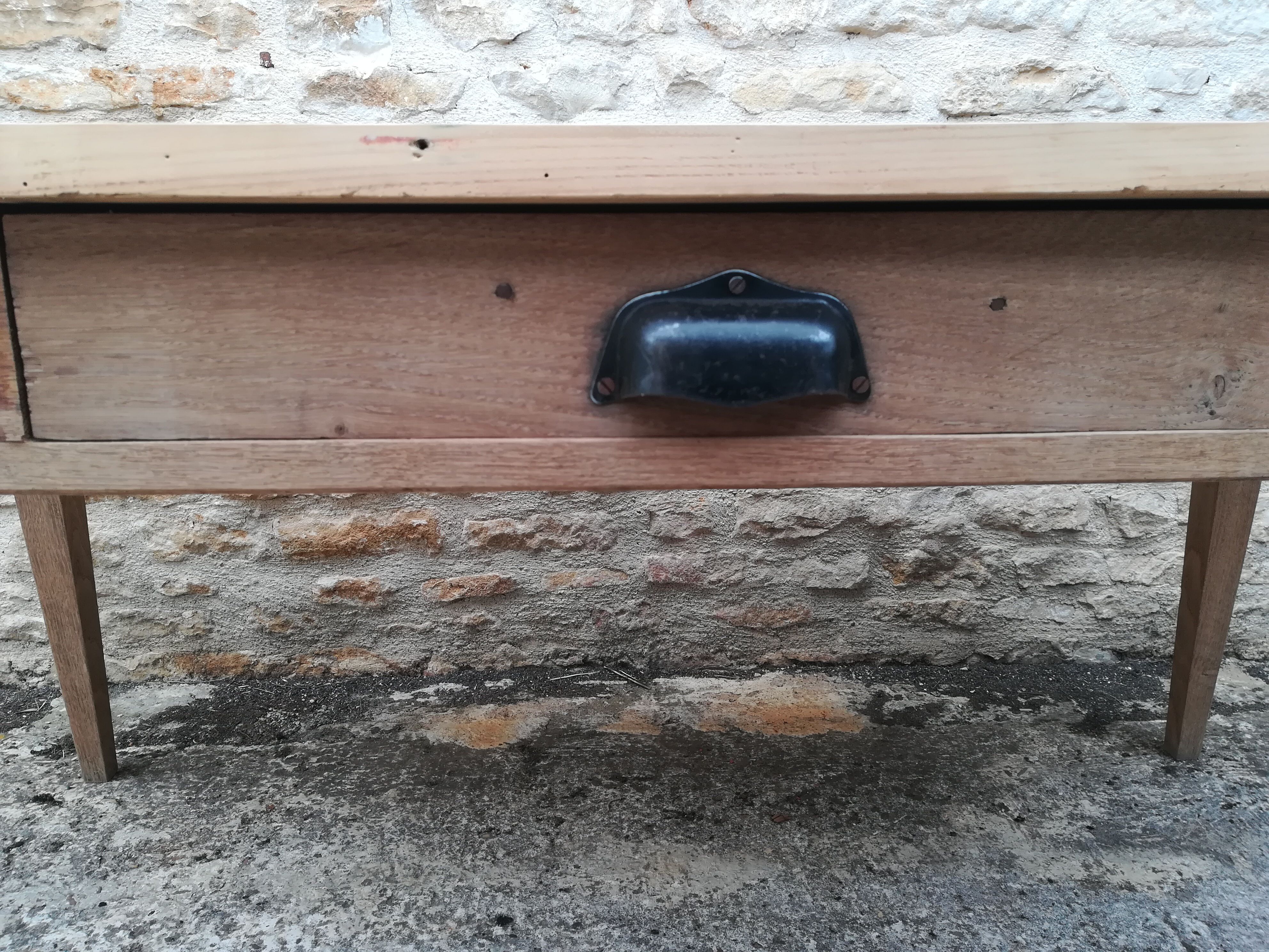 Closing table a drawer