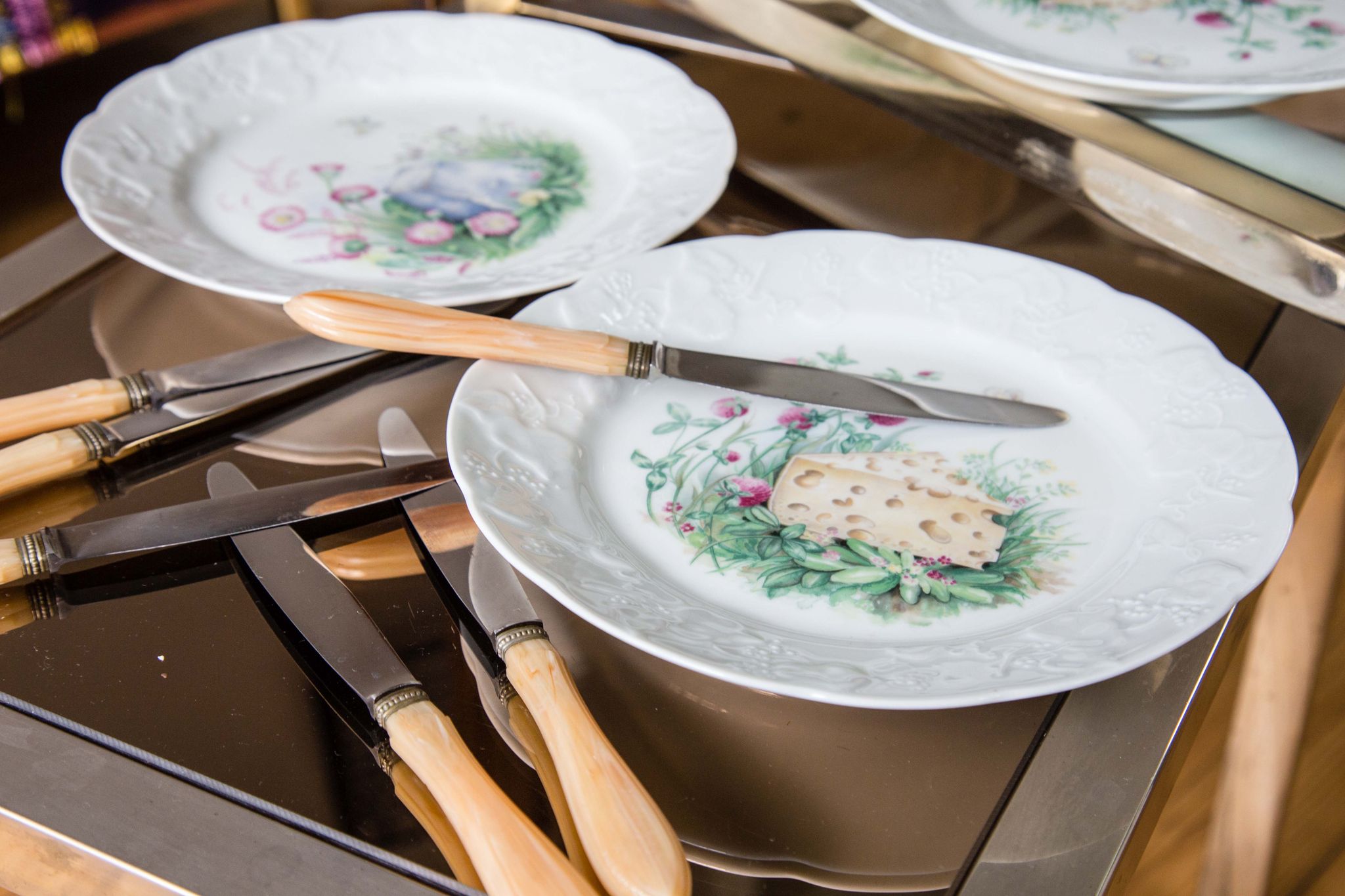 Assiettes à fromage et couteaux