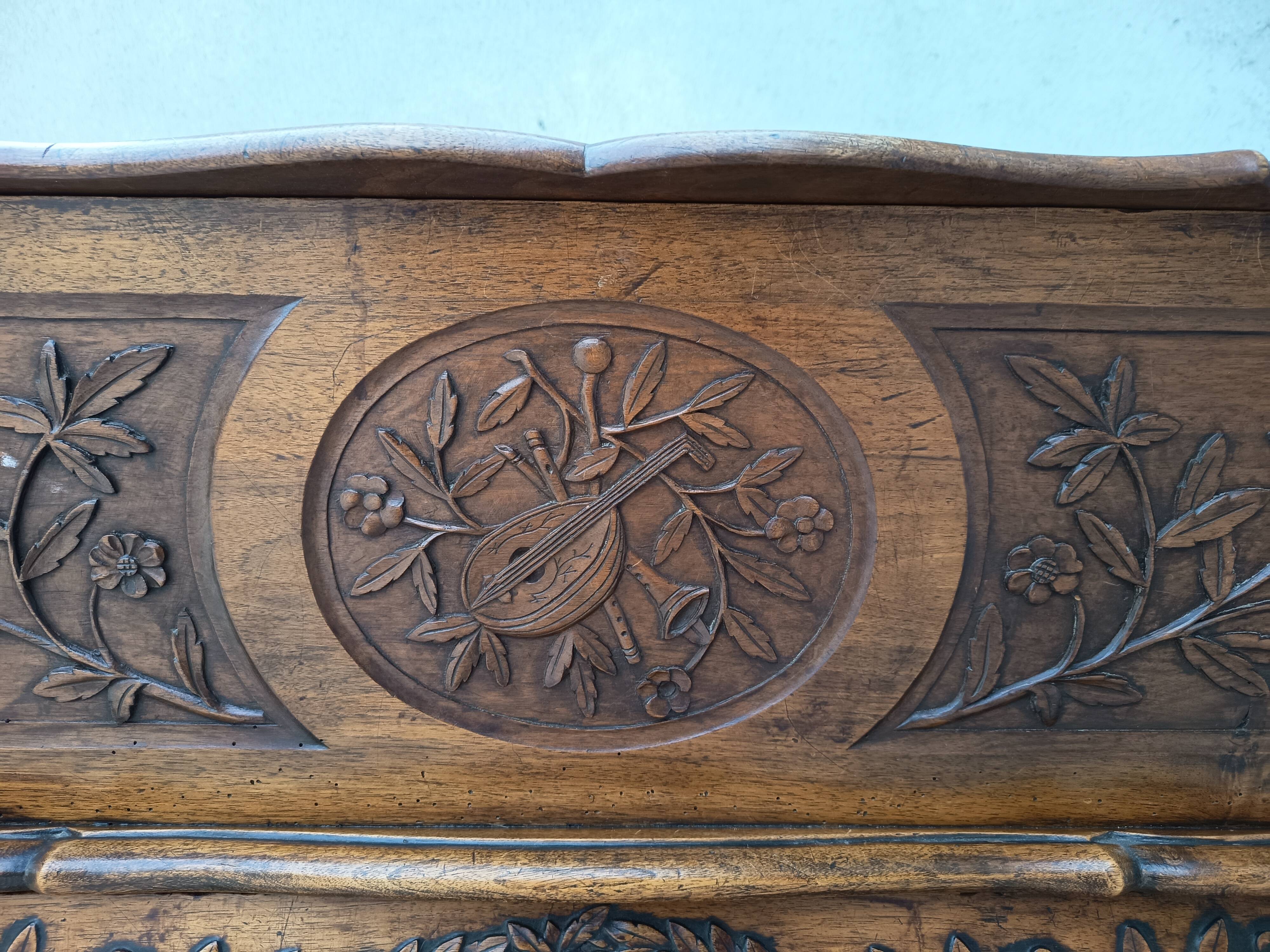 Provençal kneading trough in walnut from the 18th century.