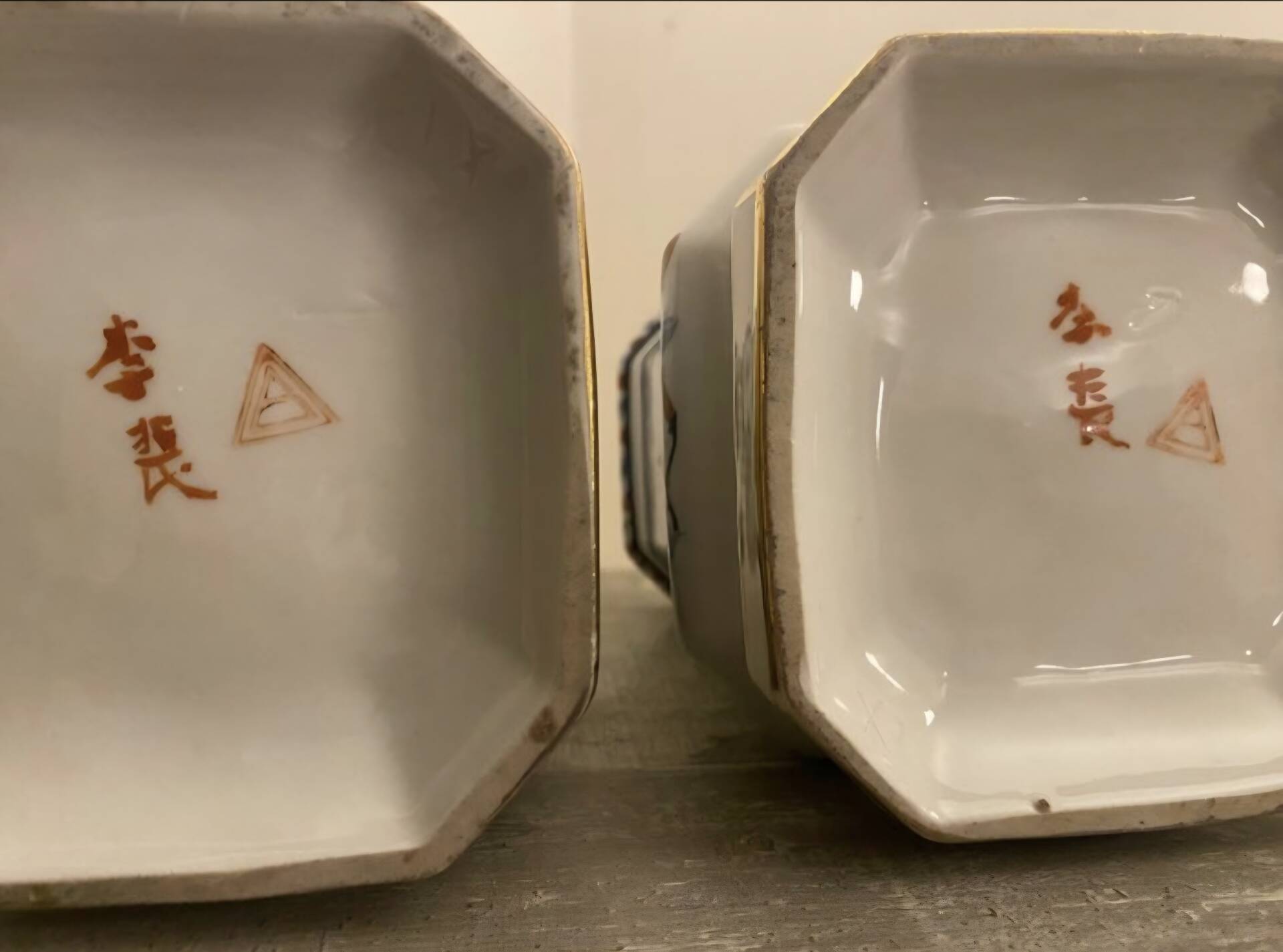 Pair of Kutani Eisen Vases - Porcelain - Showa Period (1926-1989)