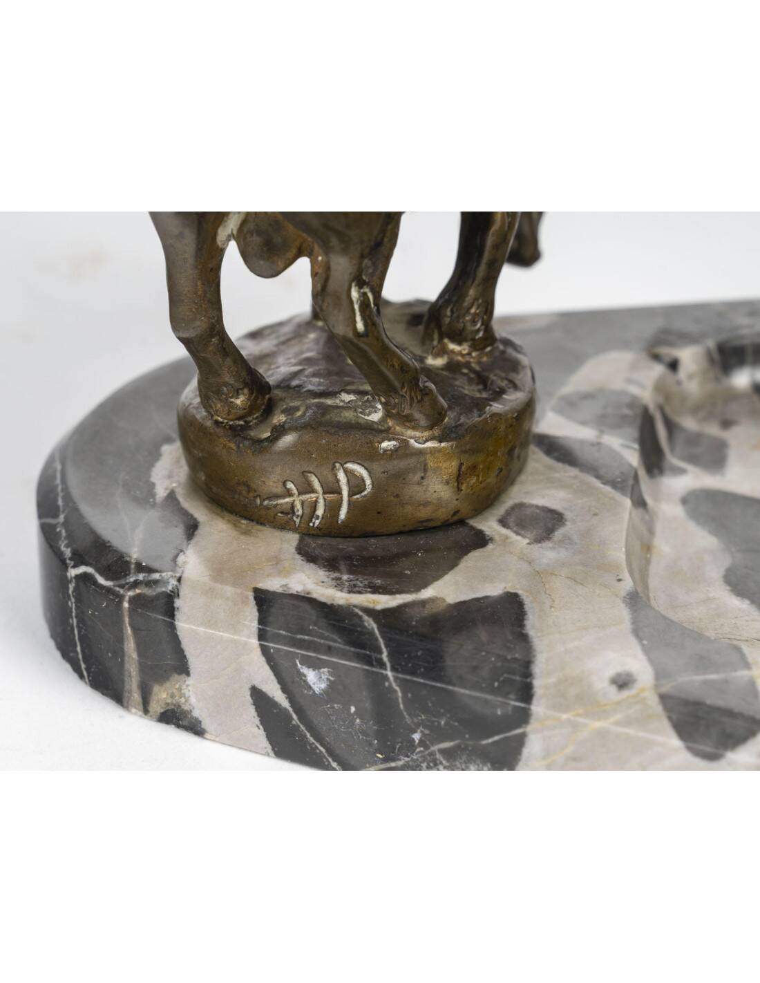 Early 20th century ashtray in patinated bronze and marble.