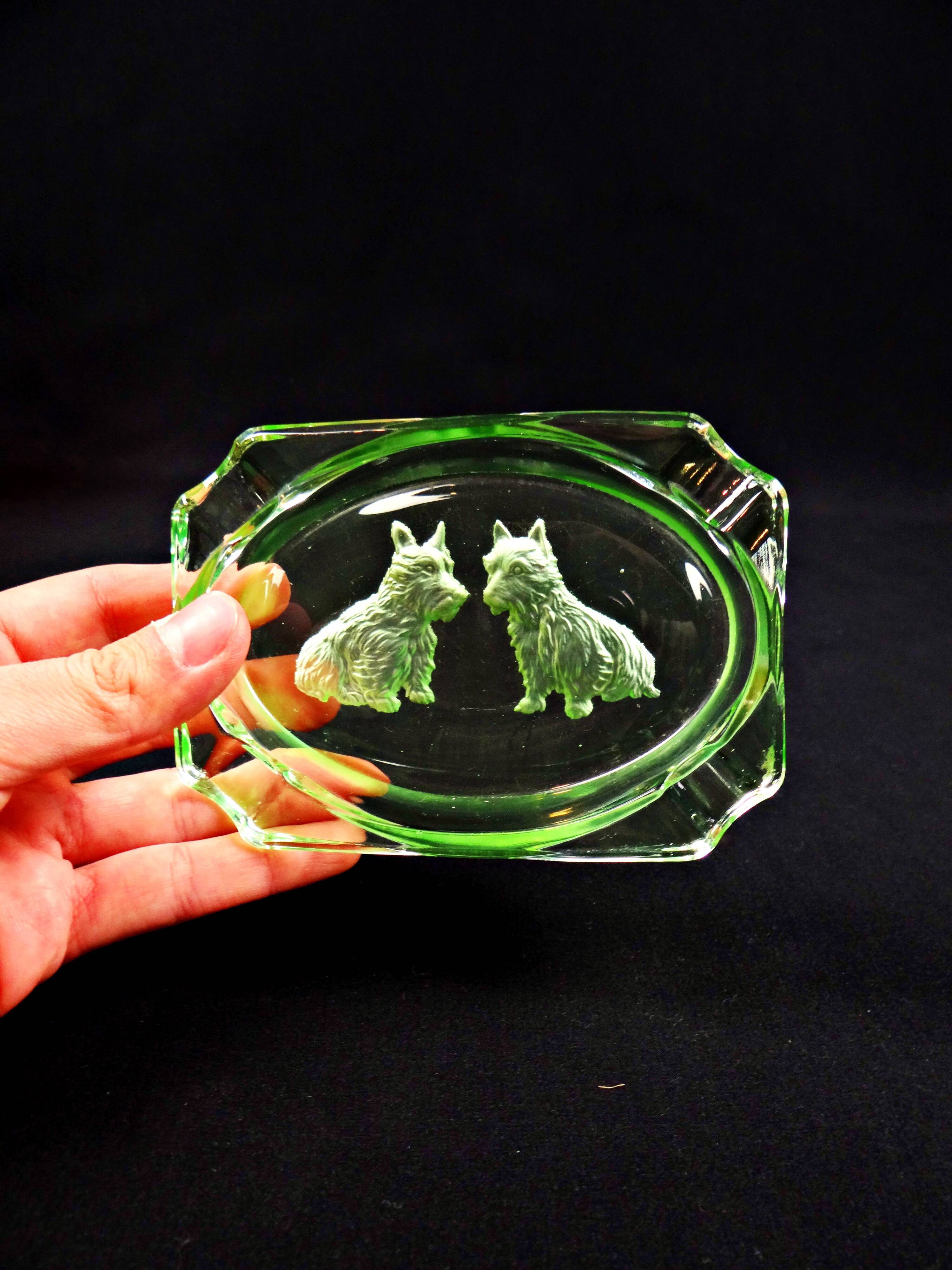 Cendrier style Art Déco en ouraline en verre gravé chiens Scottish Terrier