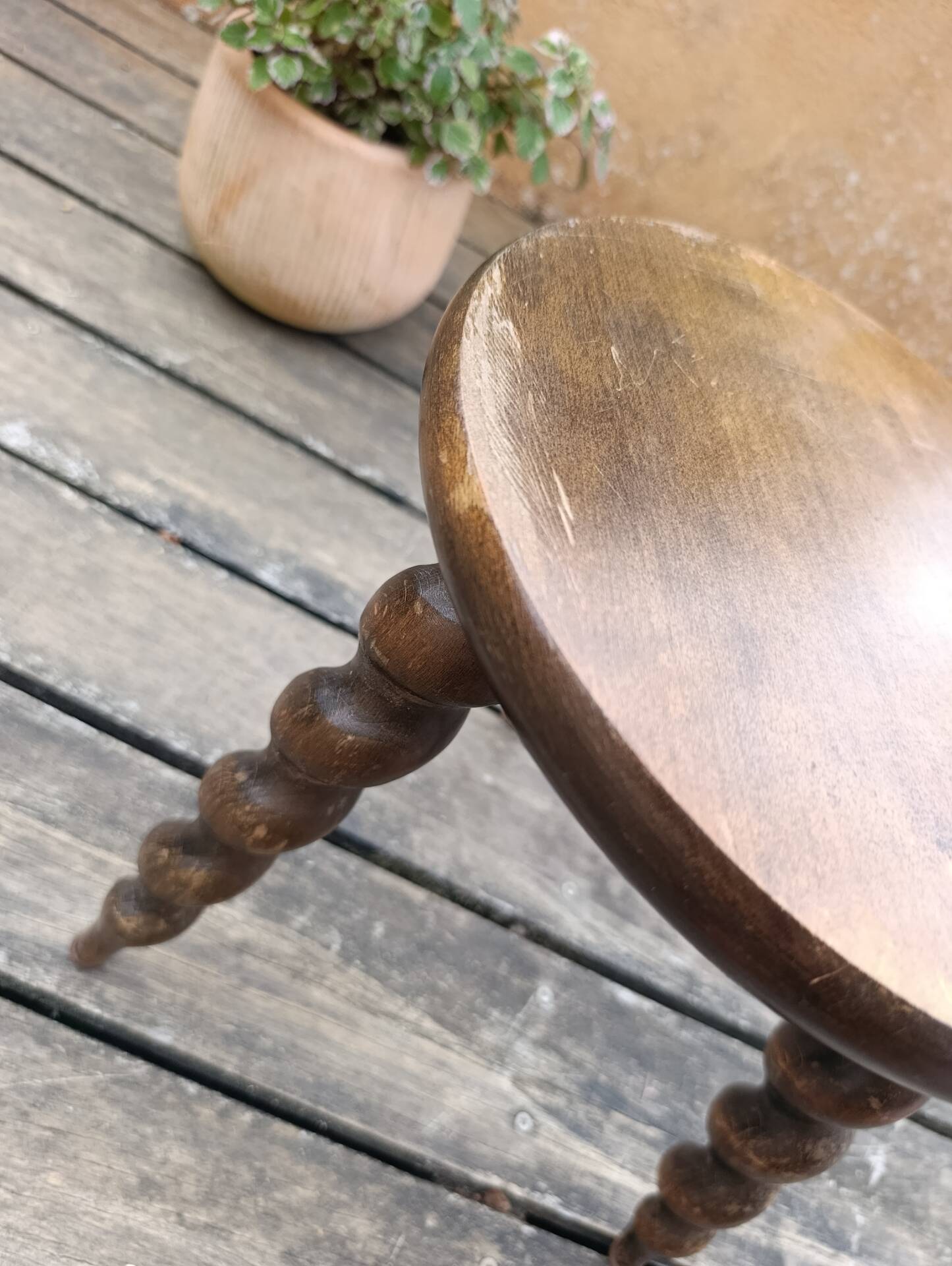 tabouret de ferme tripode brutaliste | pieds torsadés