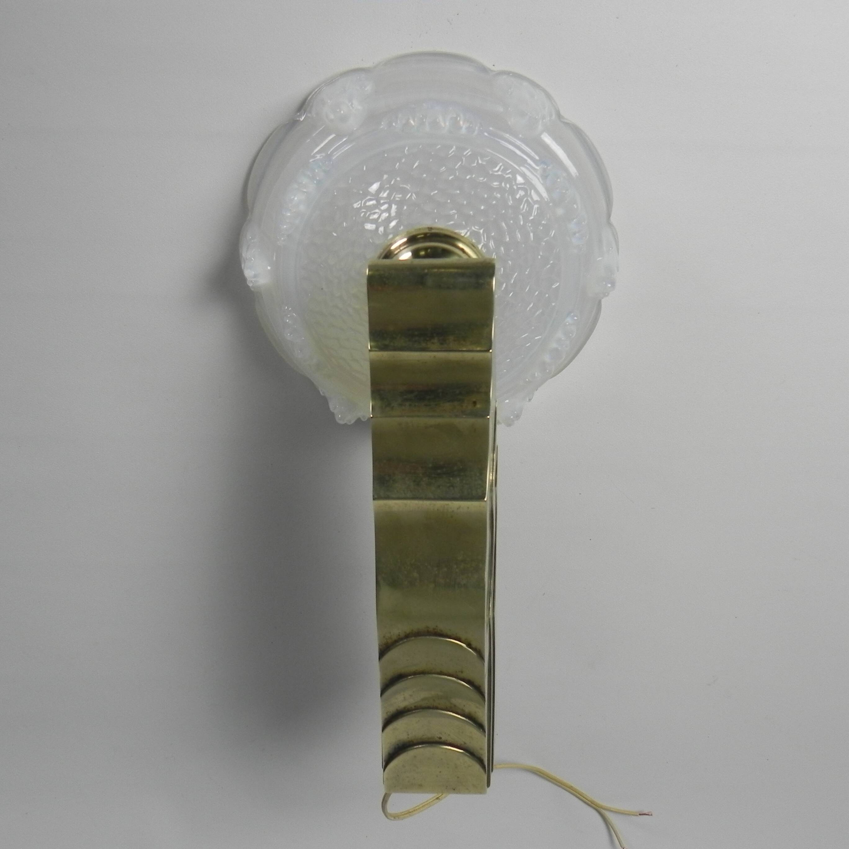 Art Deco wall lamp in opalescent glass, 1930s