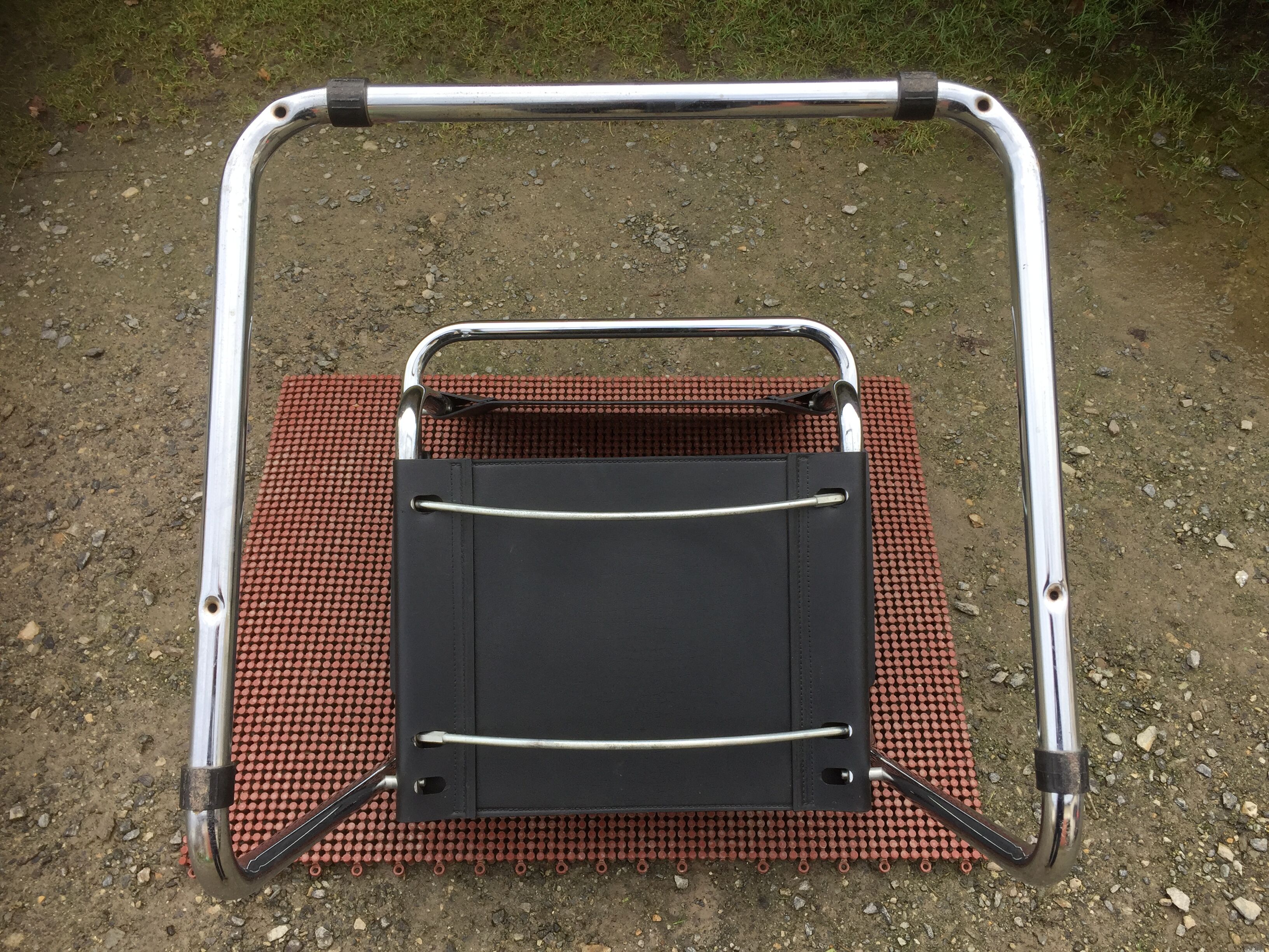 Design armchair with chrome metal tubular base and seat in black Skaï