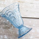 Vase ancien en verre bleu