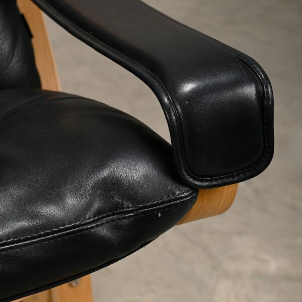 Fauteuil Siesta Lounge et repose-pieds Ingmar Relling en chêne naturel et cuir noir.