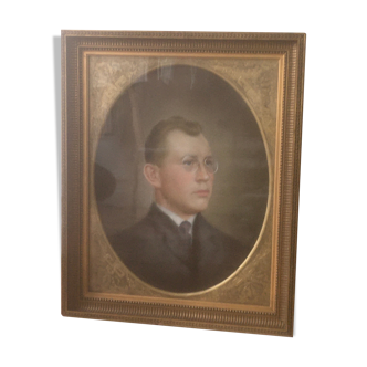 Portrait d’un homme aux lorgnons d’August Wilde 1882 -1950.Pastel signé et daté 1918.